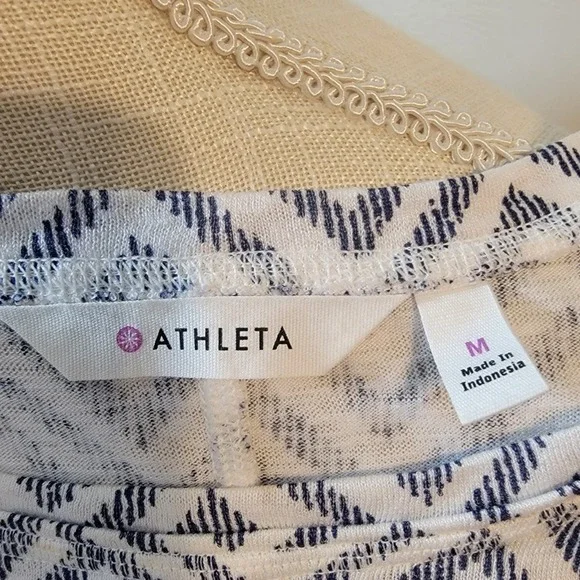 Athleta Breezy Muscle Chevron Tank Top Navy Blue/White Size Medium - Picture 5 of 5